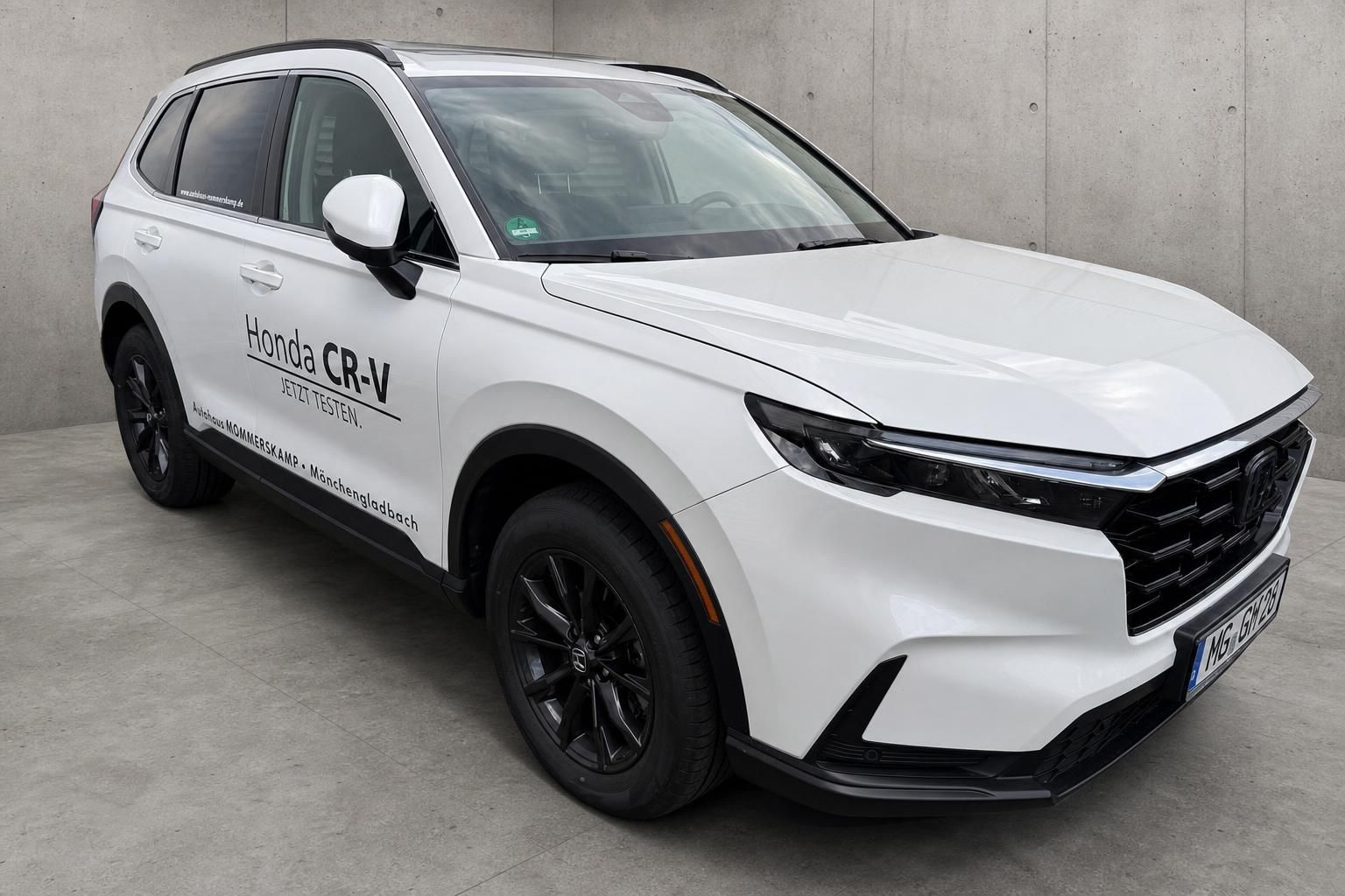 Honda CR-V weiß Frontansicht SUV vor Betonwand