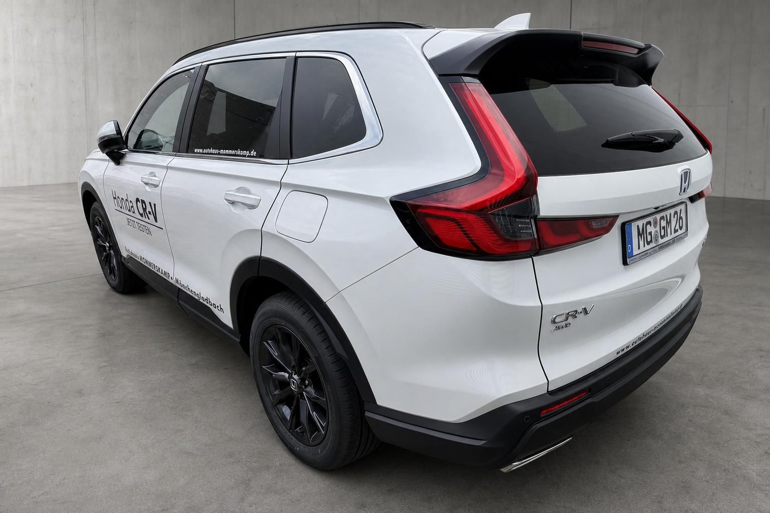 Honda CR-V weiß Heckansicht SUV mit Dachspoiler