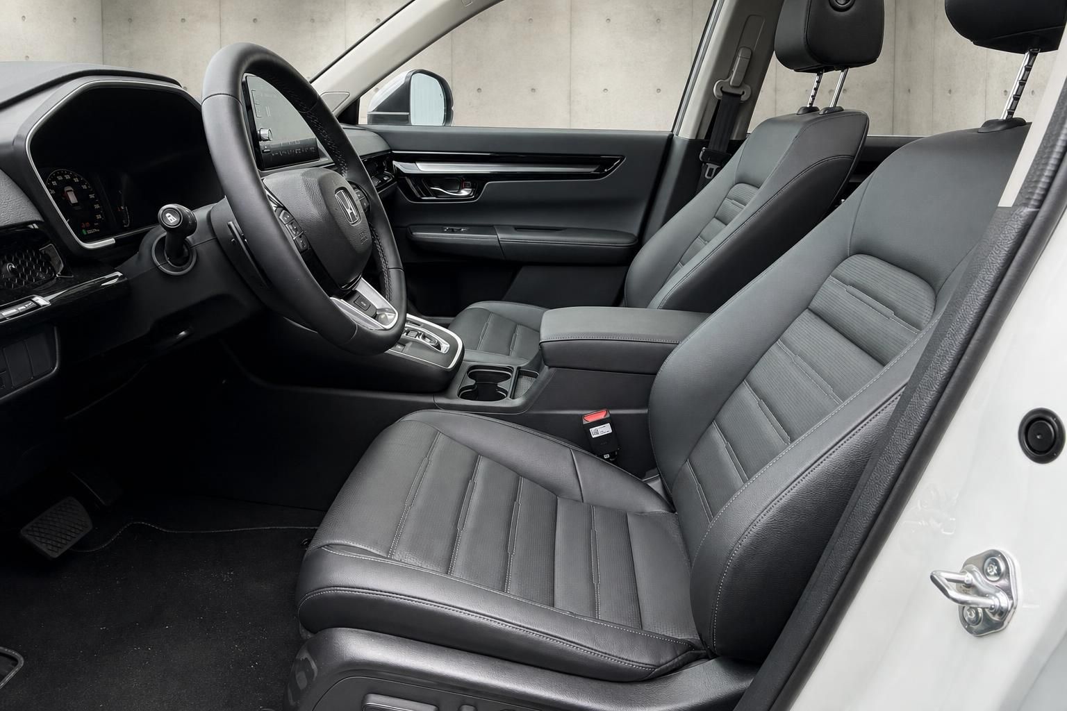 Honda CR-V Innenraum mit schwarzen Ledersitzen vorne
