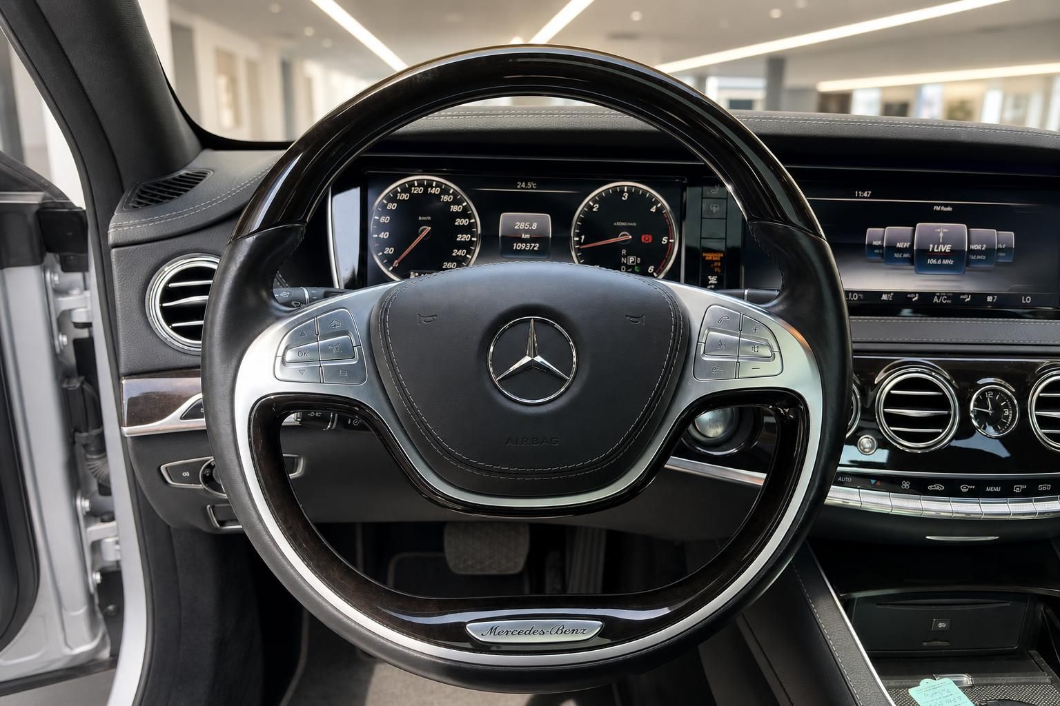 Mercedes-Benz S-Klasse Lenkrad und Kombiinstrument Nahaufnahme