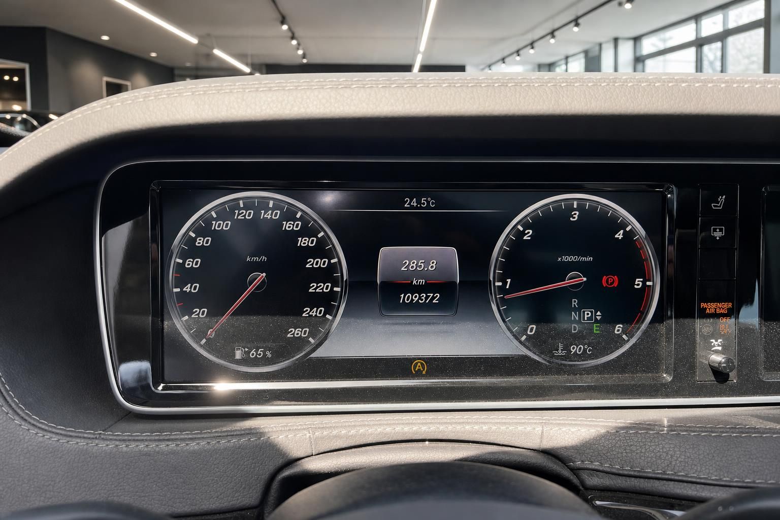 Mercedes-Benz Tacho und Kombiinstrument mit Kilometerstand im Detail