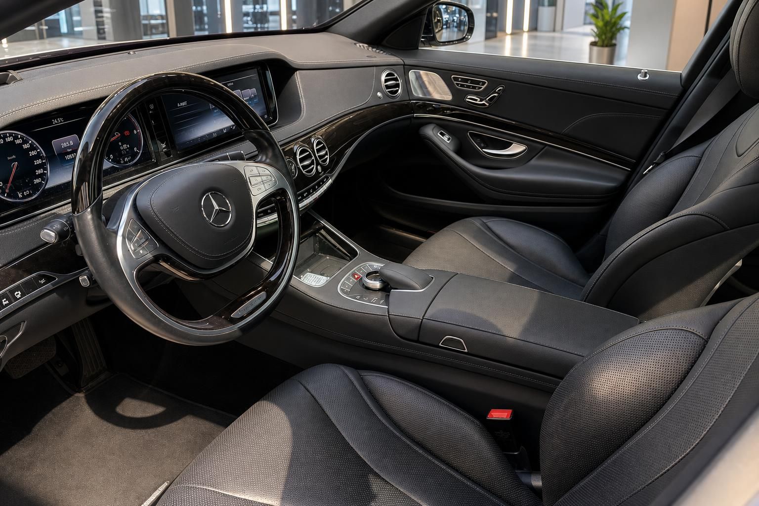 Cockpit und Innenraum eines Mercedes-Benz mit Lederausstattung und Lenkrad