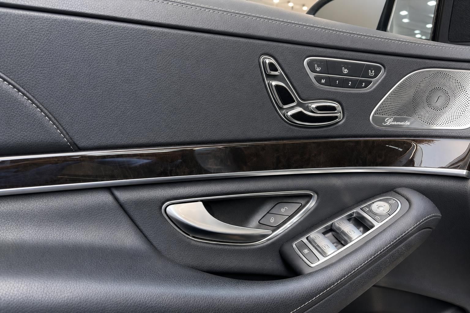 Tuerverkleidung mit Sitzeinstellung und Burmester Lautsprecher im Mercedes-Benz