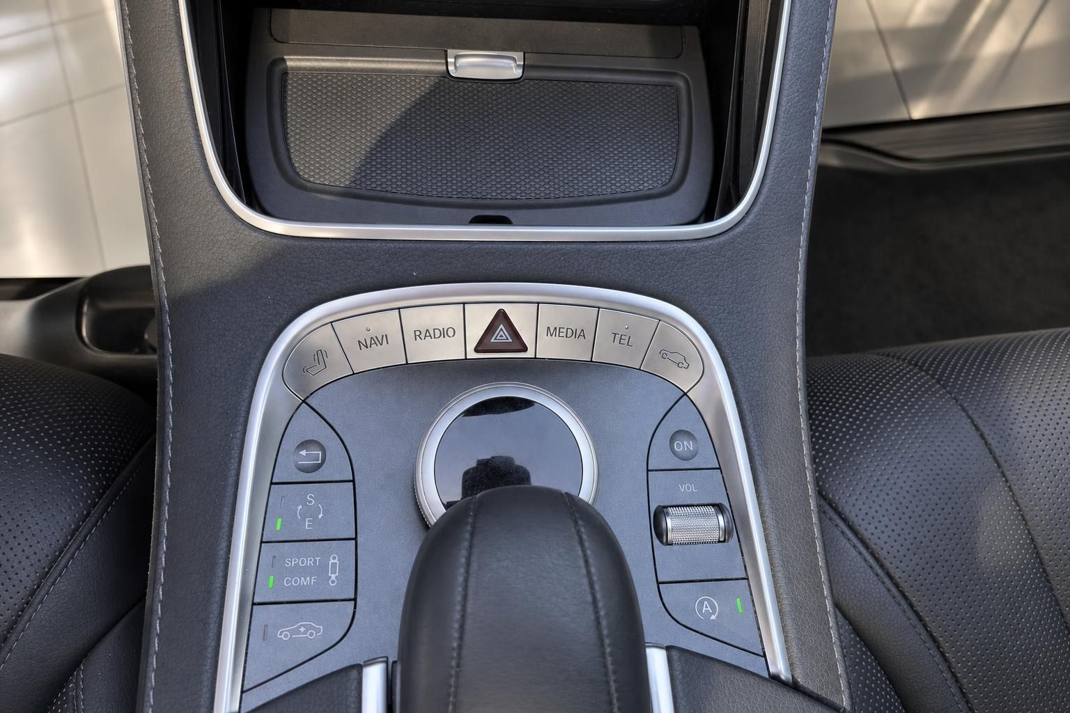 Mittelkonsole mit Bedienelementen und Fahrmodus-Schalter im Mercedes-Benz
