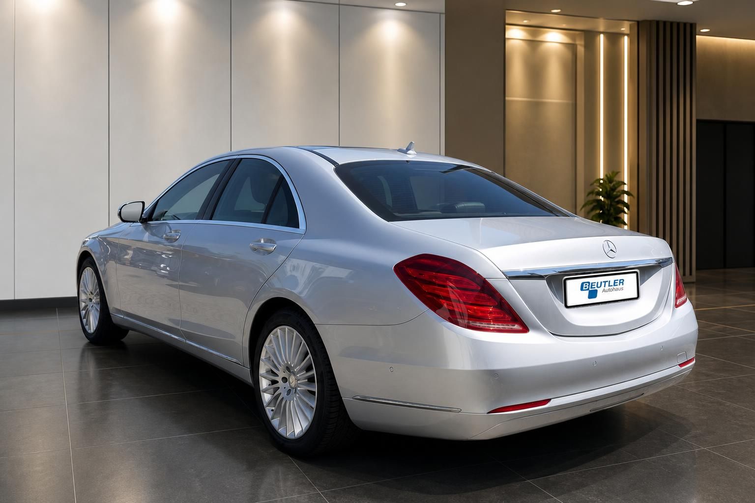 Mercedes-Benz S-Klasse silber Seiten-Heckansicht im Showroom