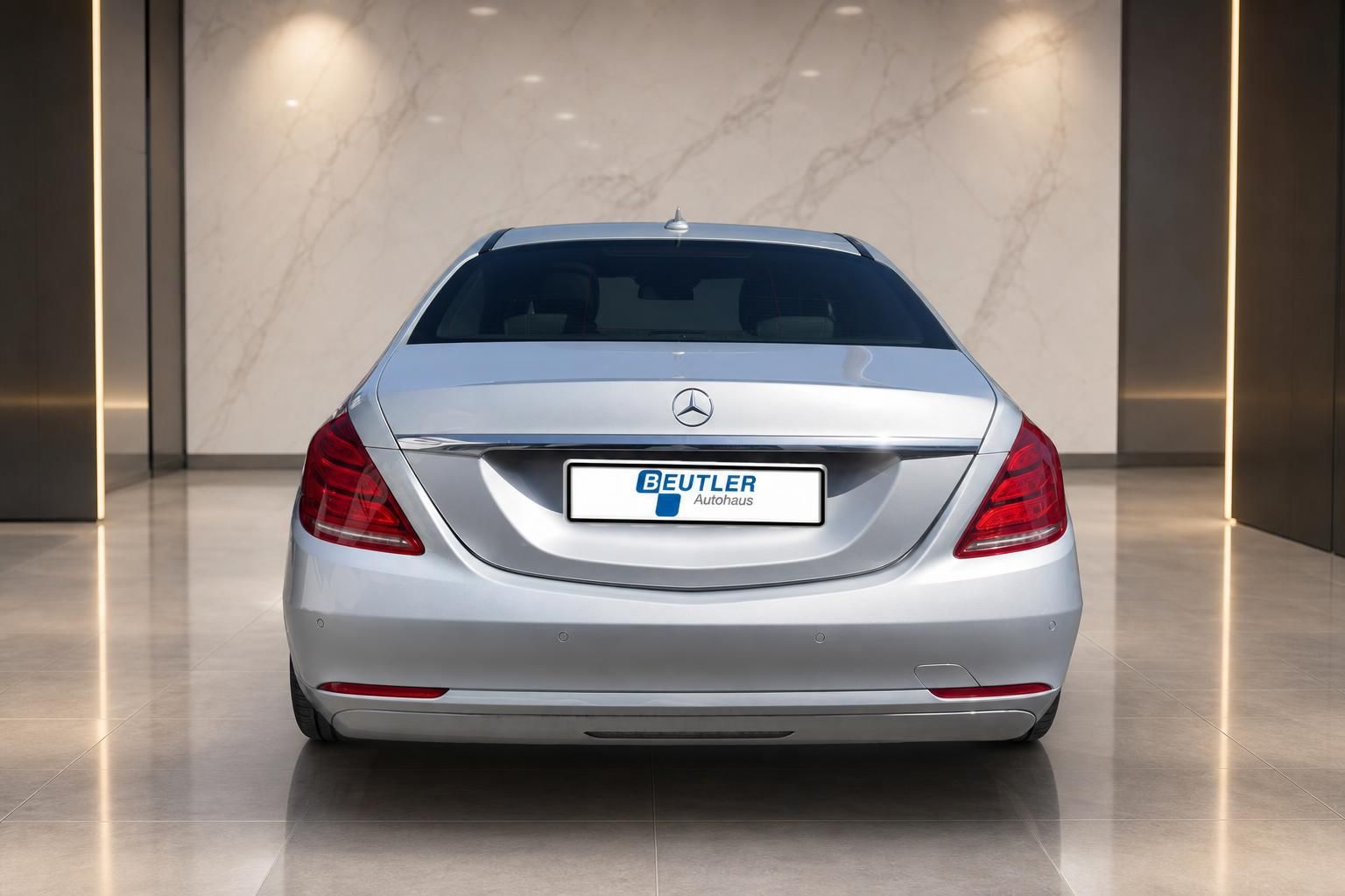 Mercedes-Benz S-Klasse silber Heckansicht frontal im Showroom