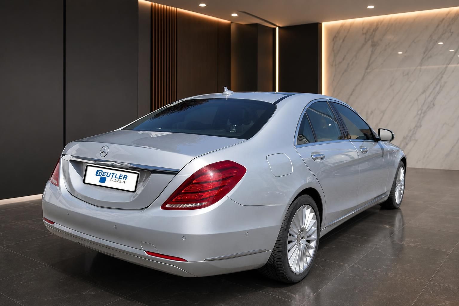 Mercedes-Benz S-Klasse silber Heckansicht im Autohaus Beutler