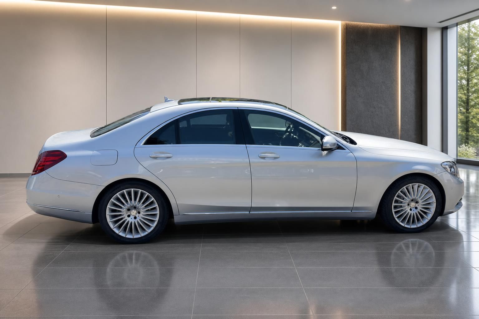 Mercedes-Benz S-Klasse Limousine silber Seitenansicht im Autohaus