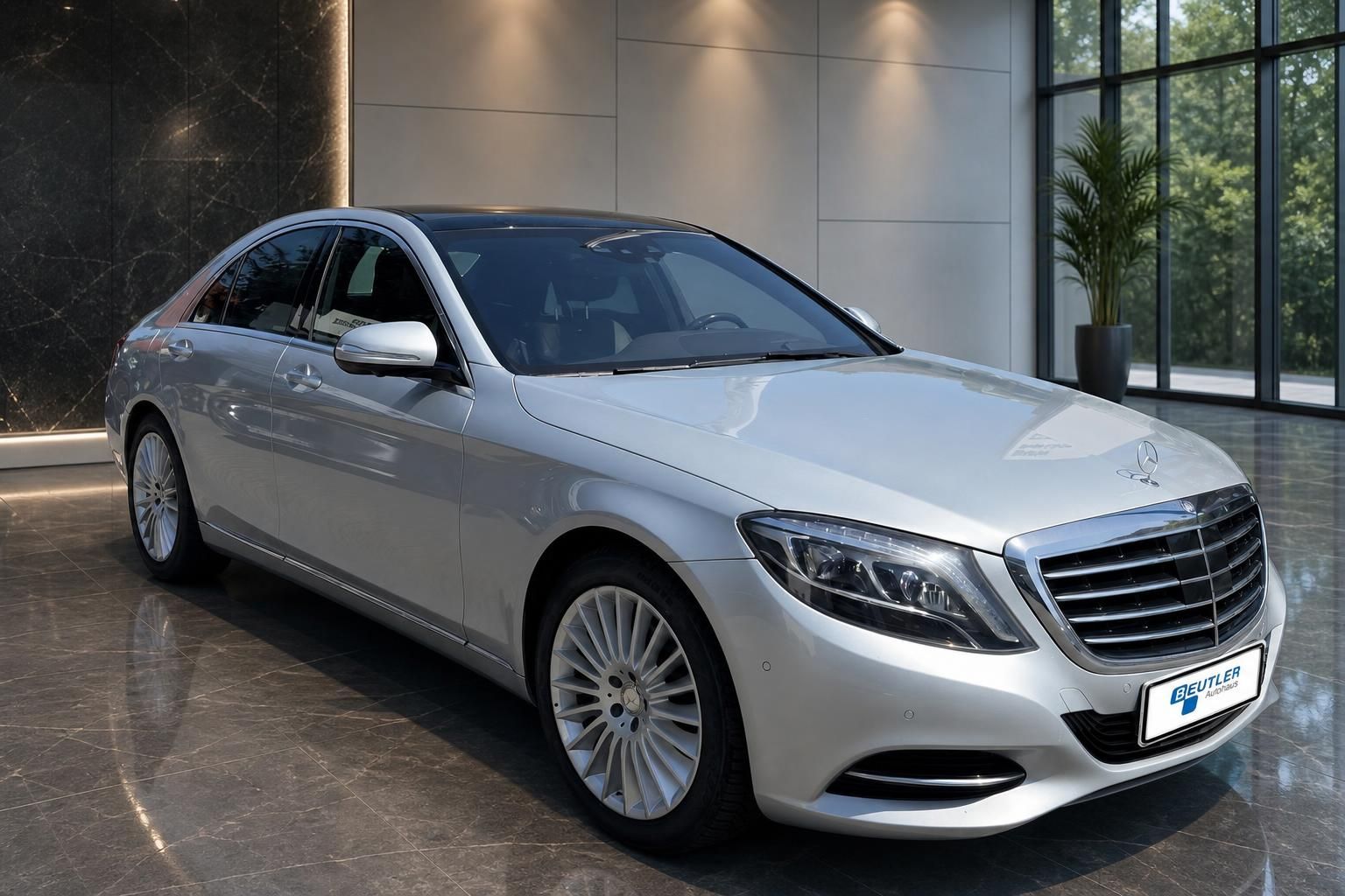 Mercedes-Benz S-Klasse silber Frontansicht schräg im Autohaus