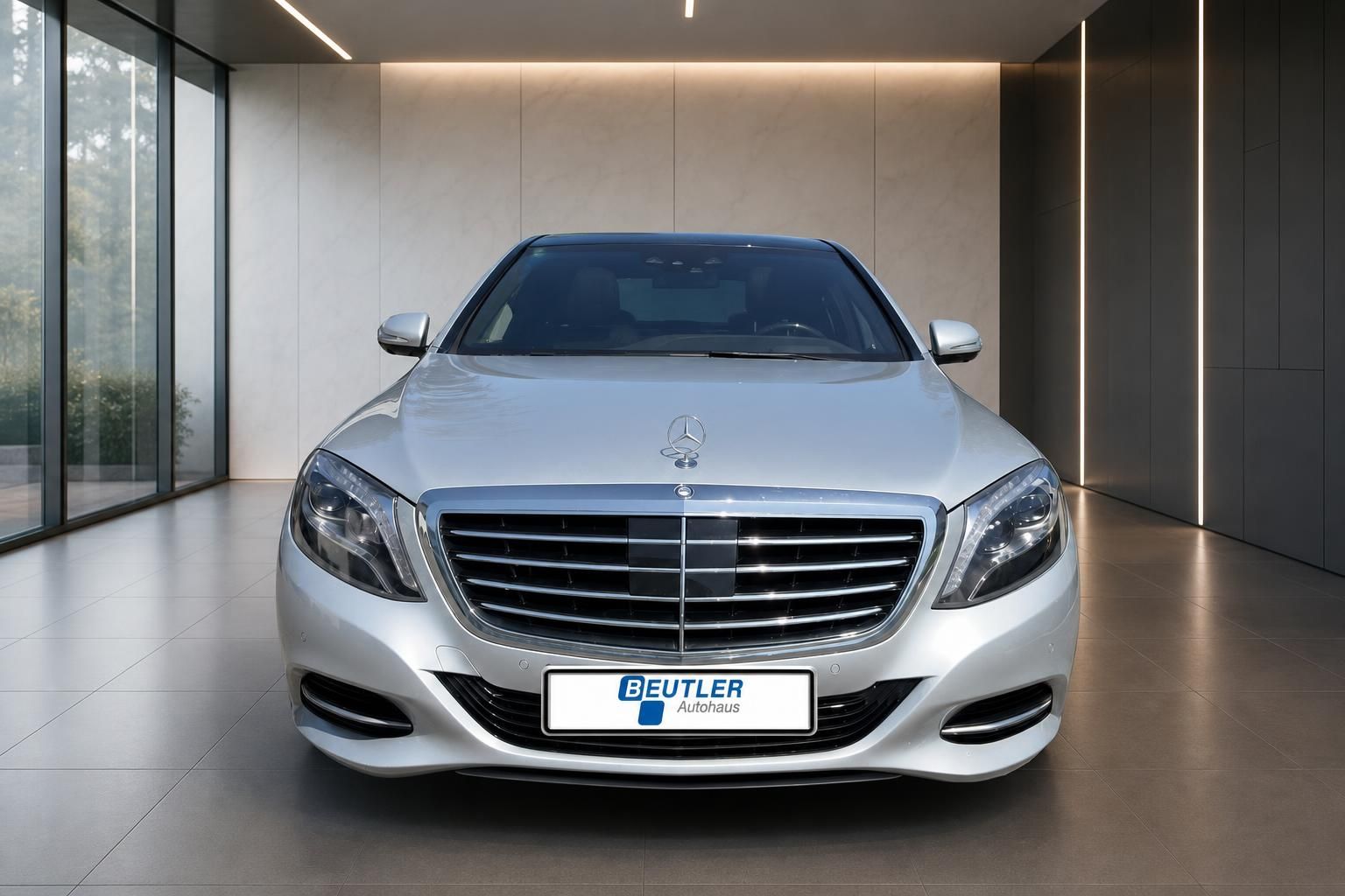 Mercedes-Benz S-Klasse silber Frontansicht mit Kühlergrill im Showroom