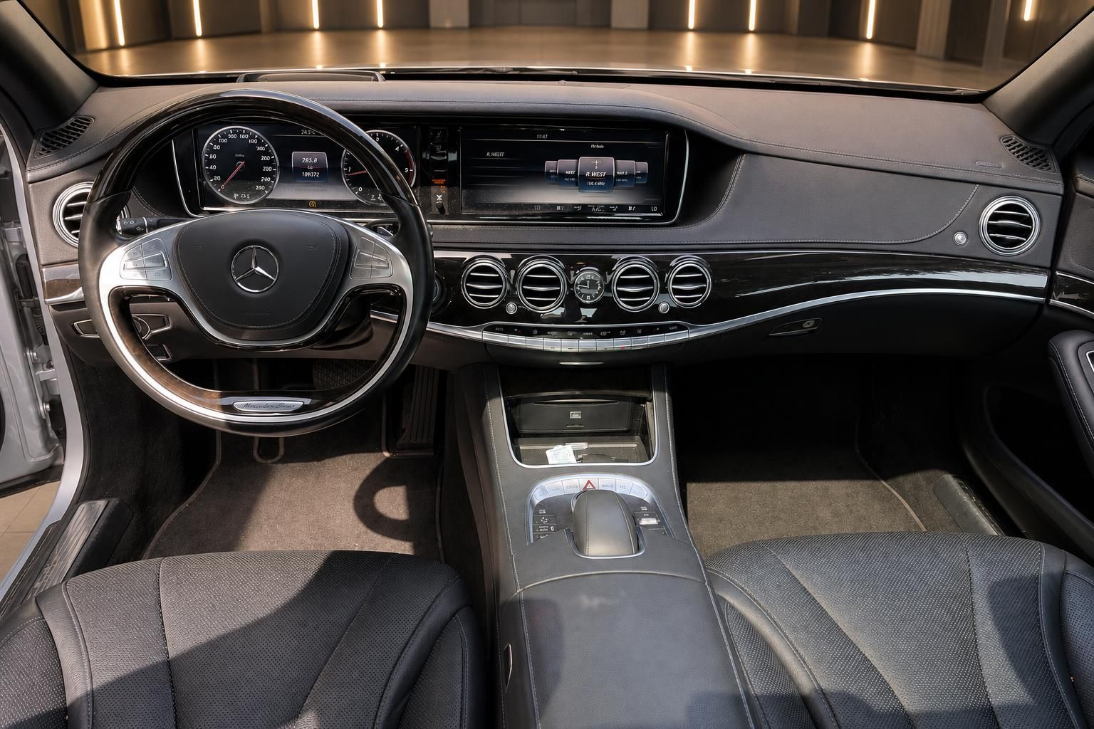 Mercedes-Benz S-Klasse Innenraum mit Lederausstattung und Cockpit