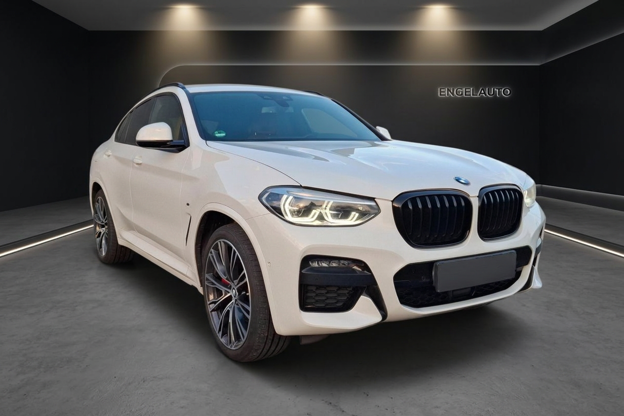 Weißer BMW X4 M-Paket Frontansicht im Showroom bei Engelauto
