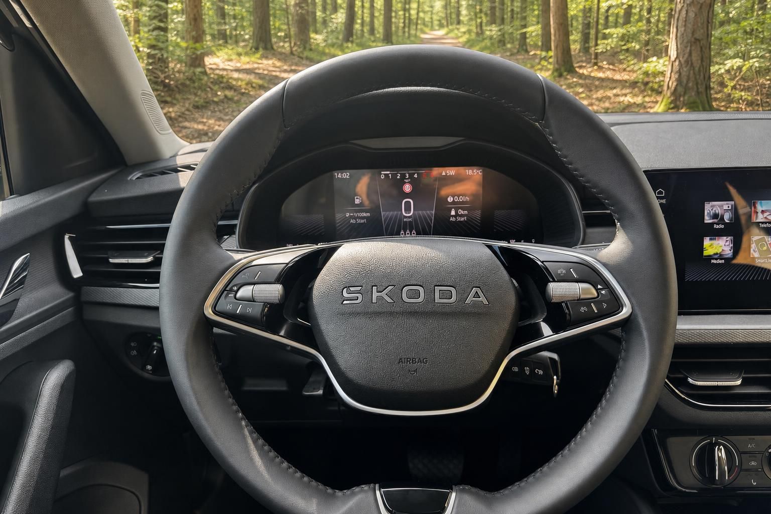 SKODA Fahrzeug Innenraum - Lenkrad und Armaturenbrett mit digitalem Display