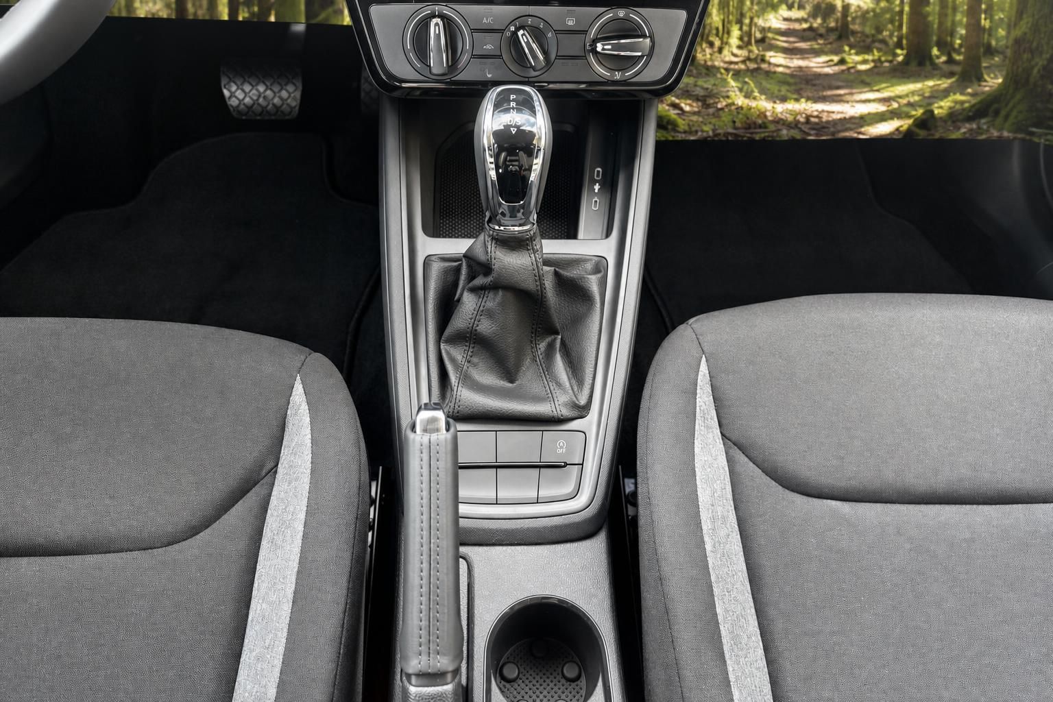 SKODA Fahrzeug Innenraum - Automatikgetriebe und Mittelkonsole mit Klimasteuerung