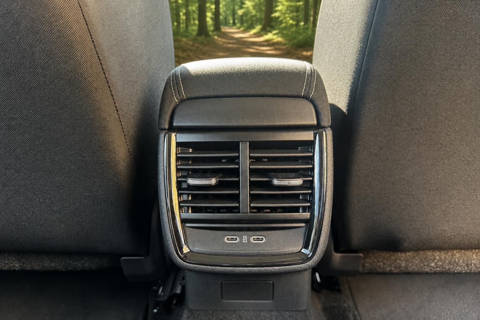SKODA Fahrzeug Innenraum - Rücksitze mit Klimaanlage und USB-Anschlüssen