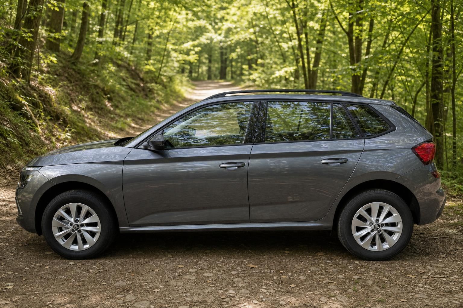 Škoda Kamiq SUV Seitenansicht links - graue Metalliclackierung mit Leichtmetallfelgen im Wald