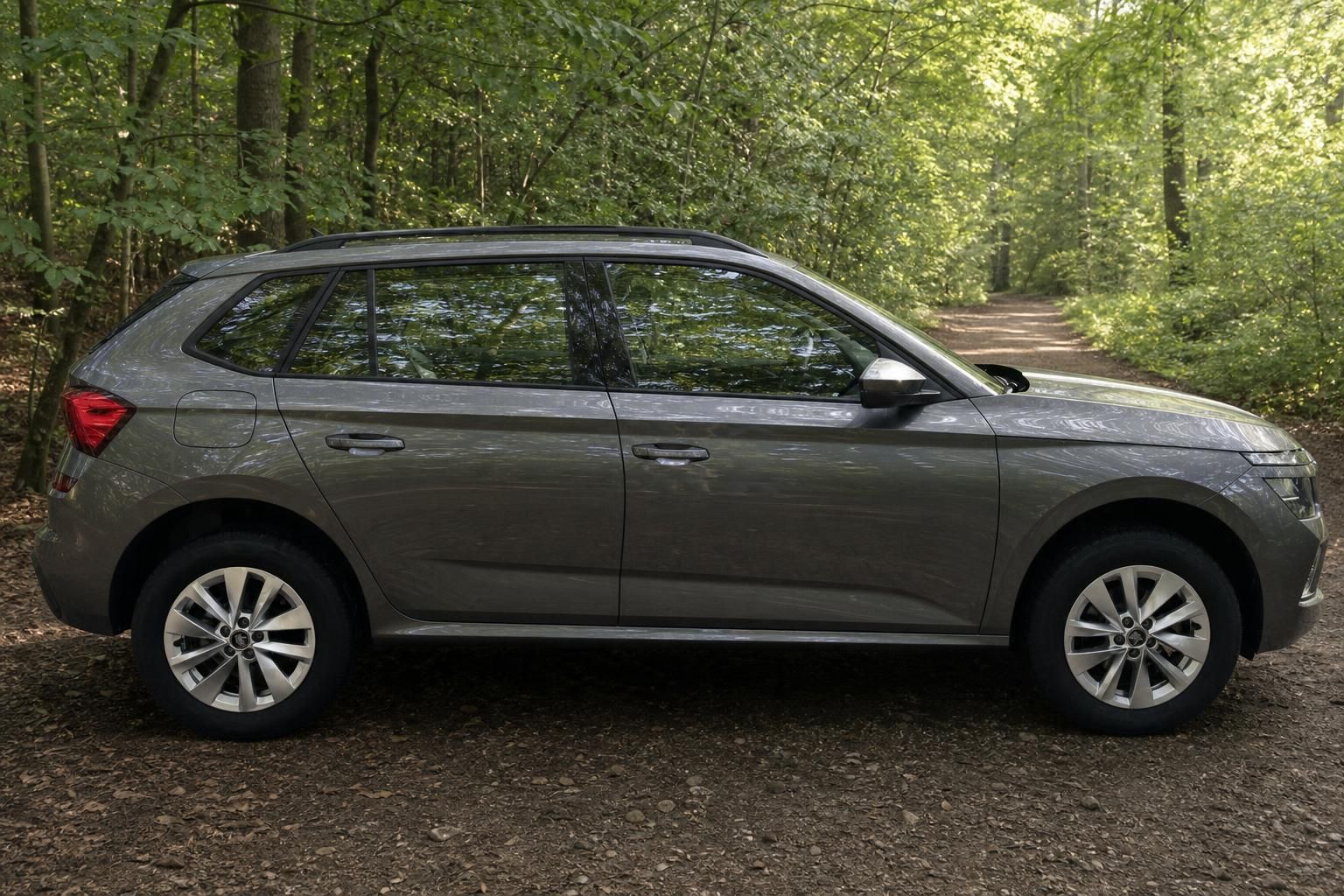 Škoda Kamiq SUV rechte Seitenansicht - kompakter Geländewagen in grau metallic mit Panoramadach