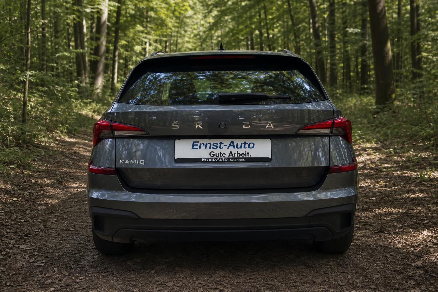 Škoda Kamiq SUV Heckansicht - graue Metalliclackierung mit LED-Rückleuchten und Händlerkennzeichen