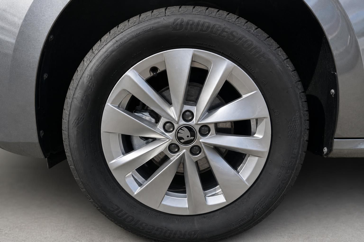 Skoda Alufelge mit Bridgestone-Reifen, silberfarbenes Speichendesign und Skoda-Logo in der Radmitte
