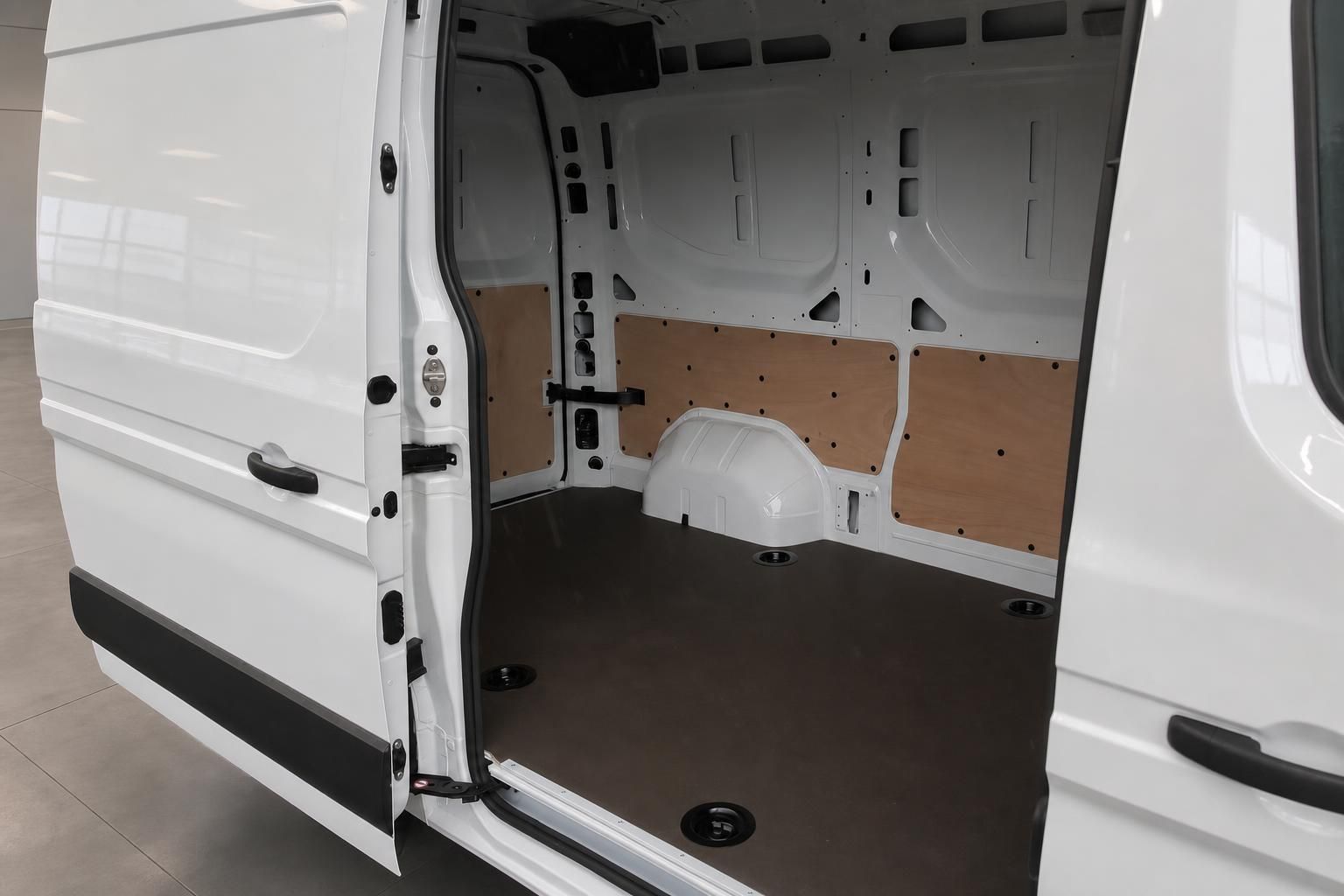 Laderaum eines weissen Transporters mit Holzverkleidung und offenen Tueren