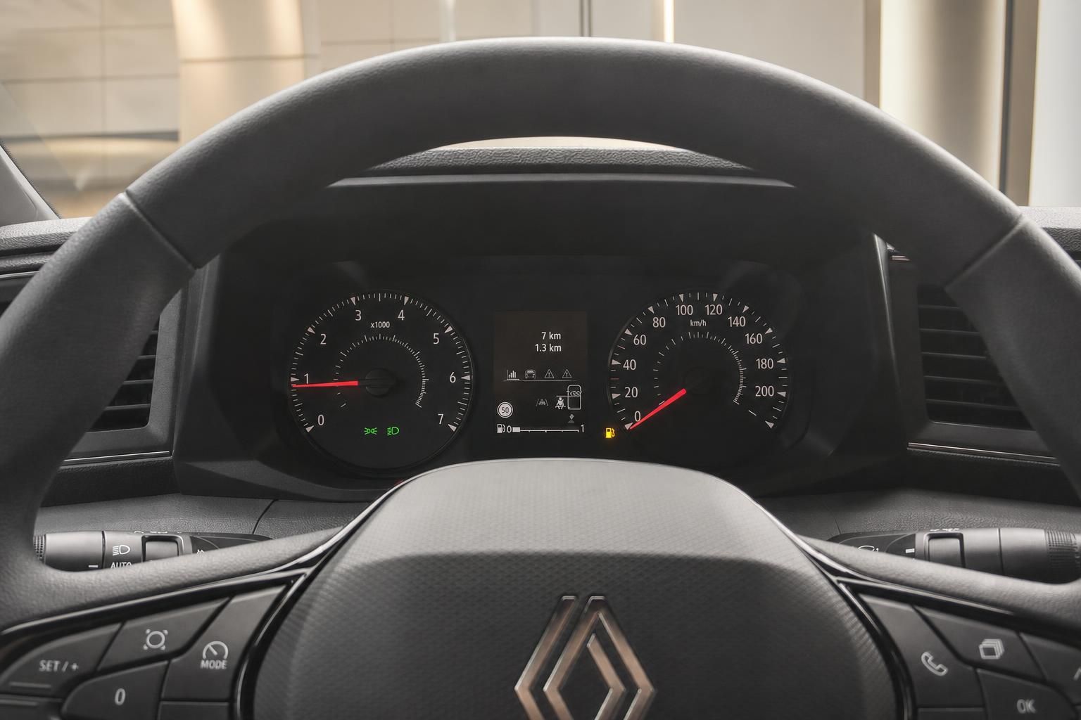 Tacho und Lenkrad mit Renault Logo im Fahrzeugcockpit