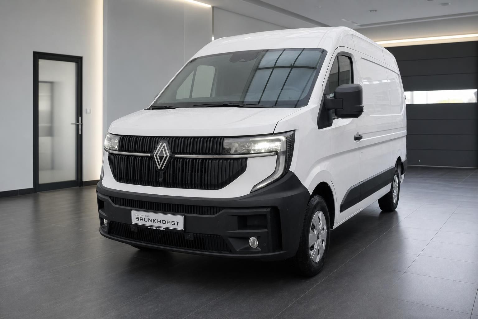 Renault Master weiß Frontansicht schräg im Autohaus Showroom