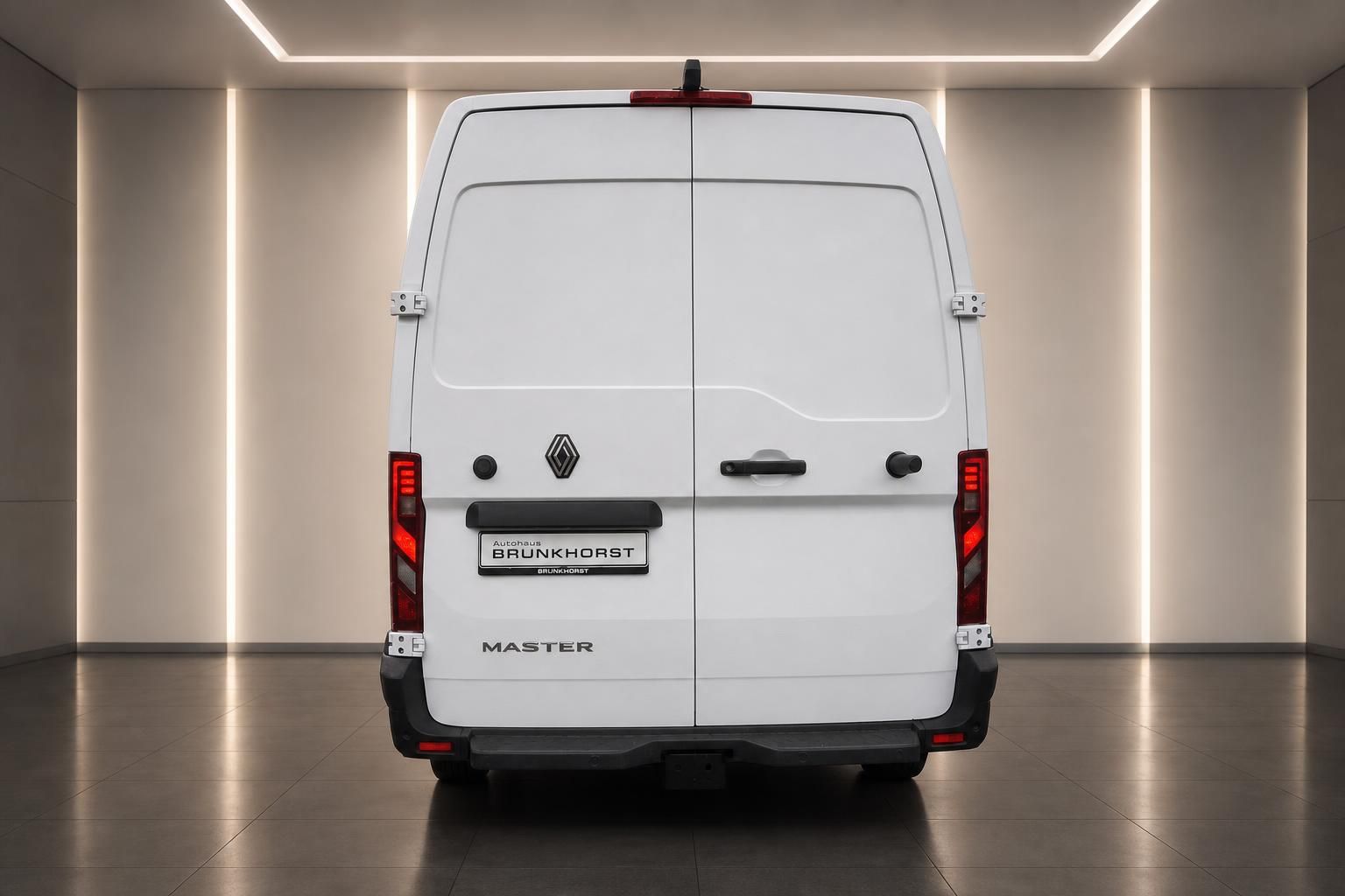 Renault Master weiß Heckansicht mit geschlossenen Hecktüren im Autohaus