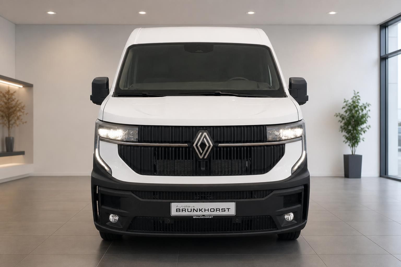 Renault Master weiß Frontalansicht mit Kühlergrill im Showroom