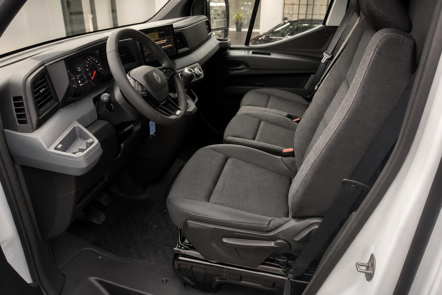Renault Master Cockpit mit Lenkrad und Sitzen Innenraumansicht