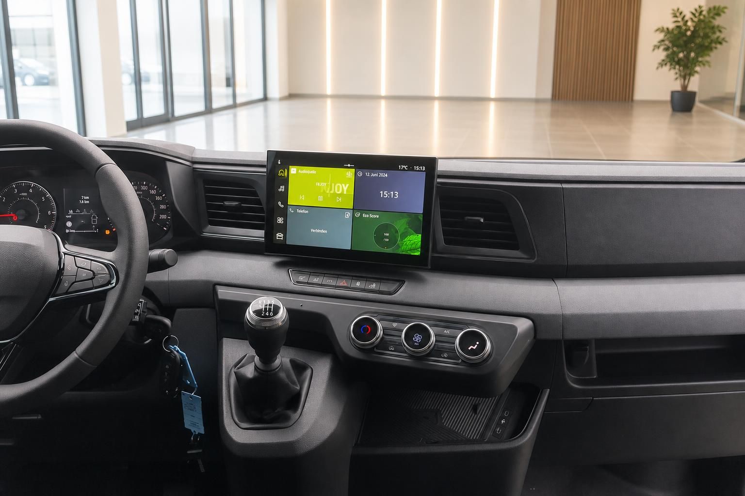 Cockpit mit Touchscreen und Schaltknauf im Renault Transporter