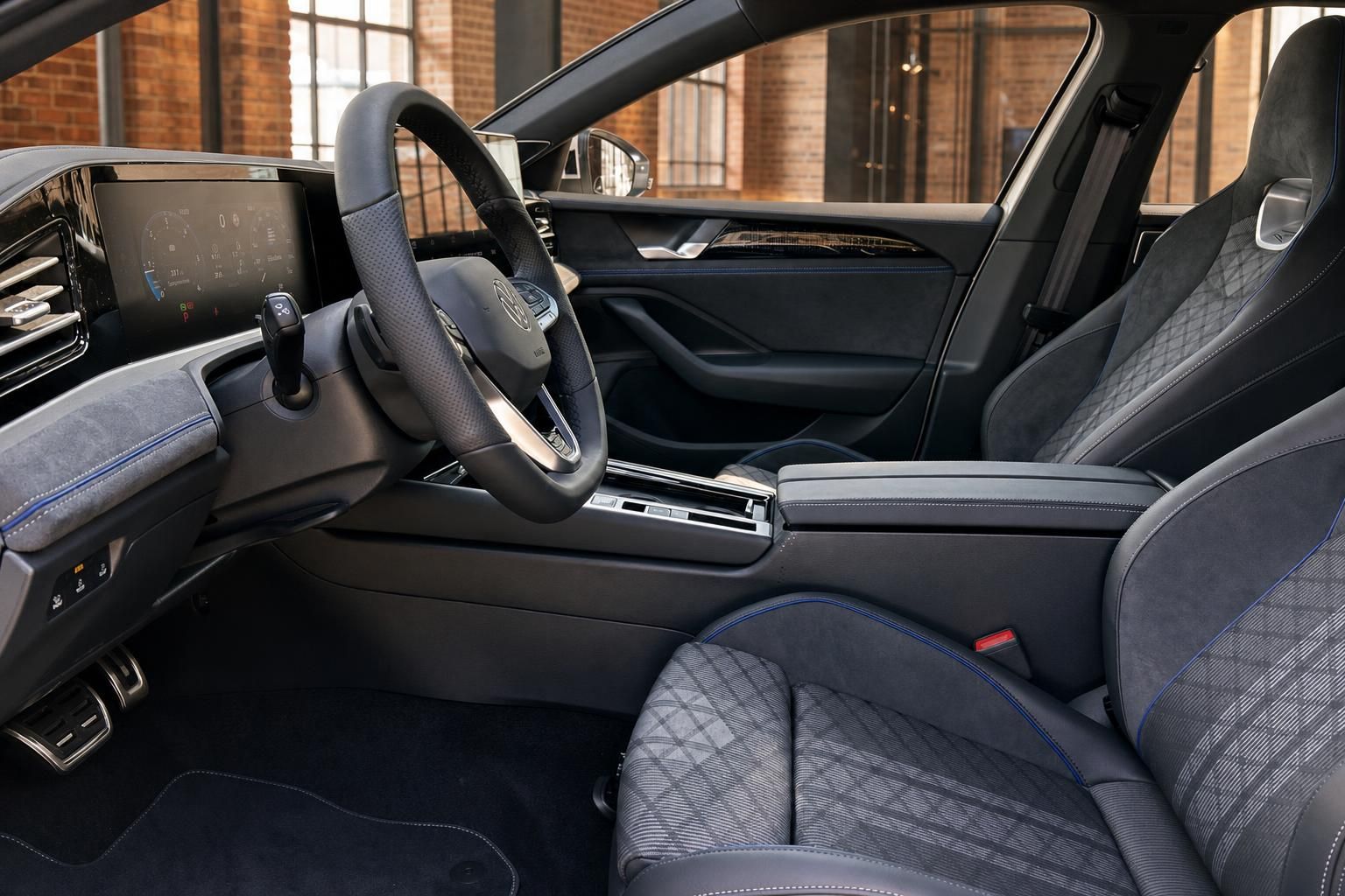 VW Innenraum mit Sportsitzen und Lederlenkrad im Detail