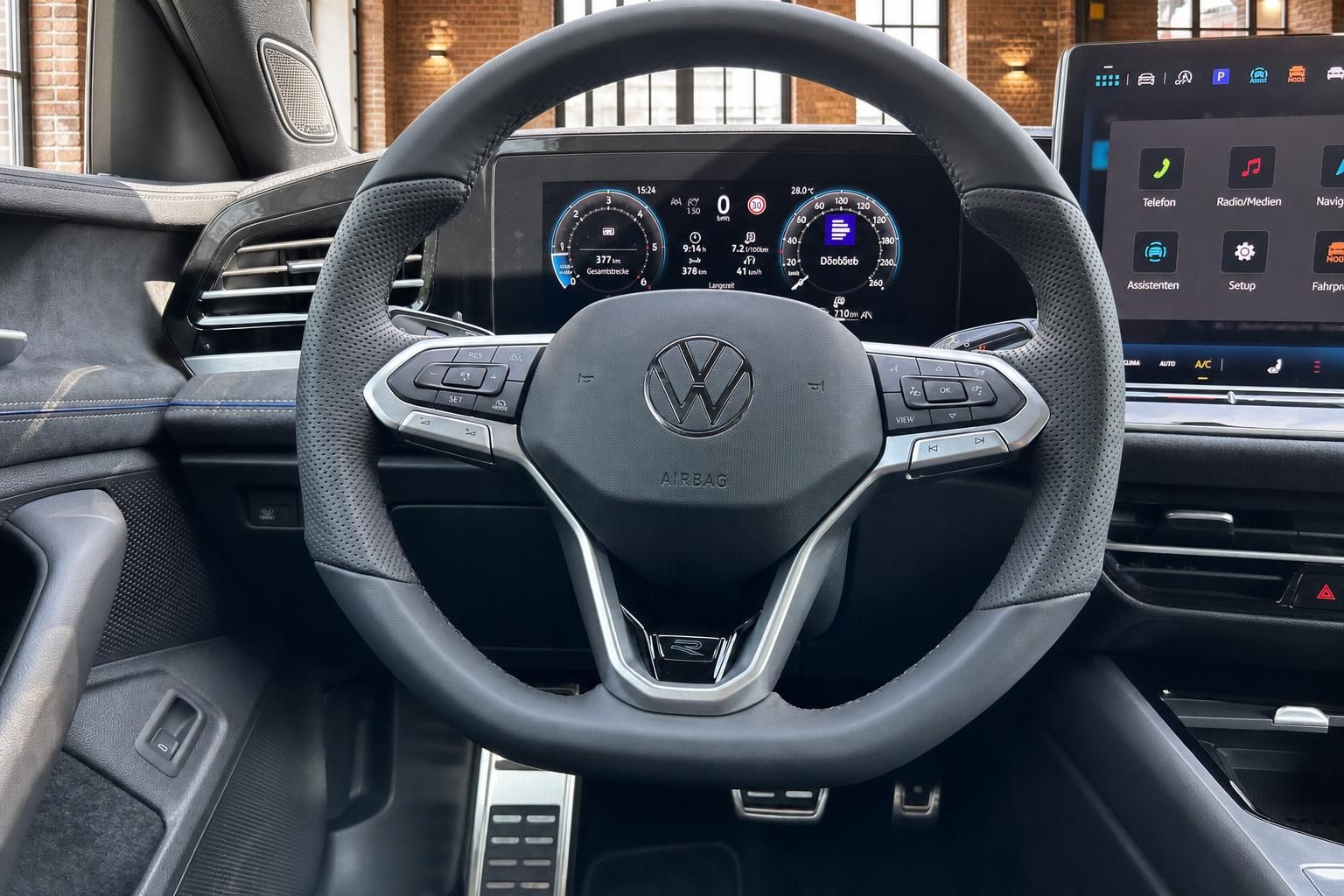 VW Lenkrad mit Bedienelementen und digitalem Tachodisplay
