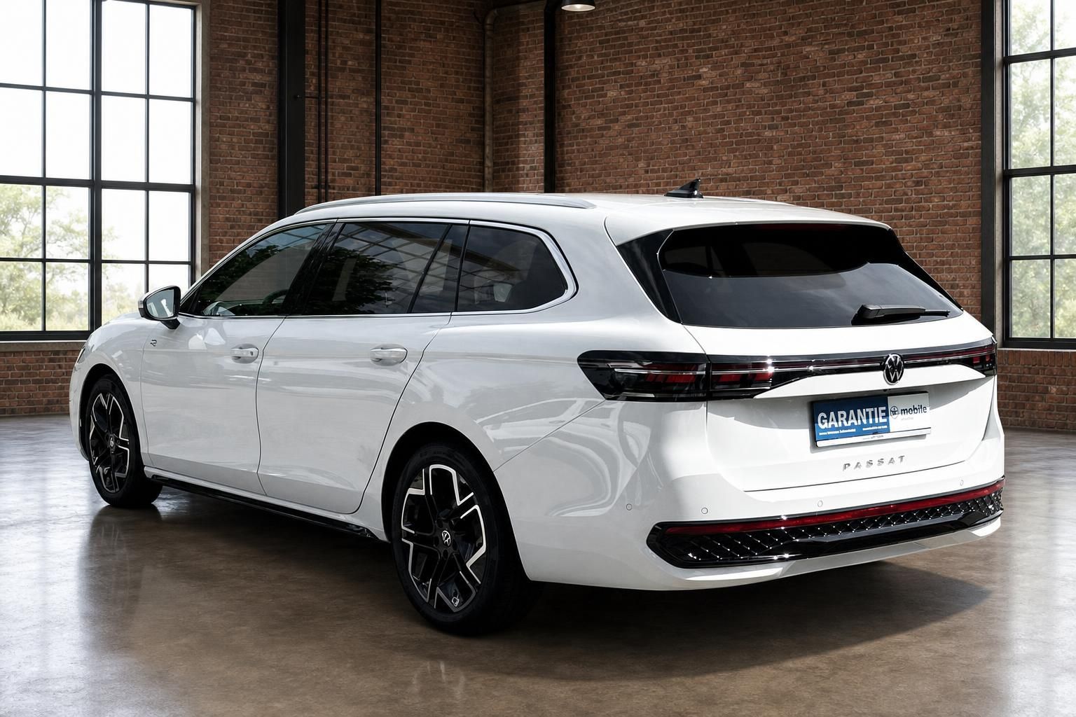 VW Passat Variant weiß, Heckansicht schräg von hinten