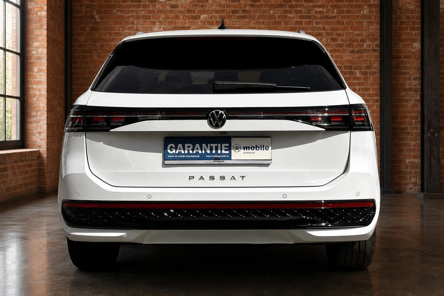 VW Passat Variant weiß, Heckansicht mit Rücklichtern