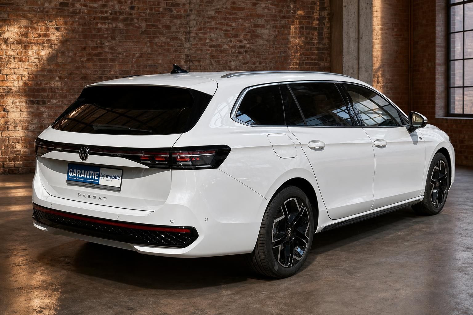 VW Passat Variant weiß, Seiten-Heckansicht schräg
