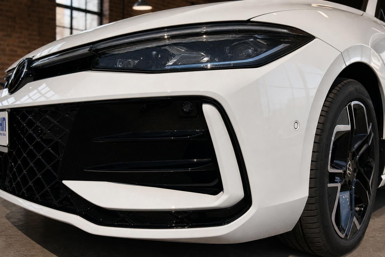 VW Golf R weiss Frontstossstange und Scheinwerfer Detailansicht