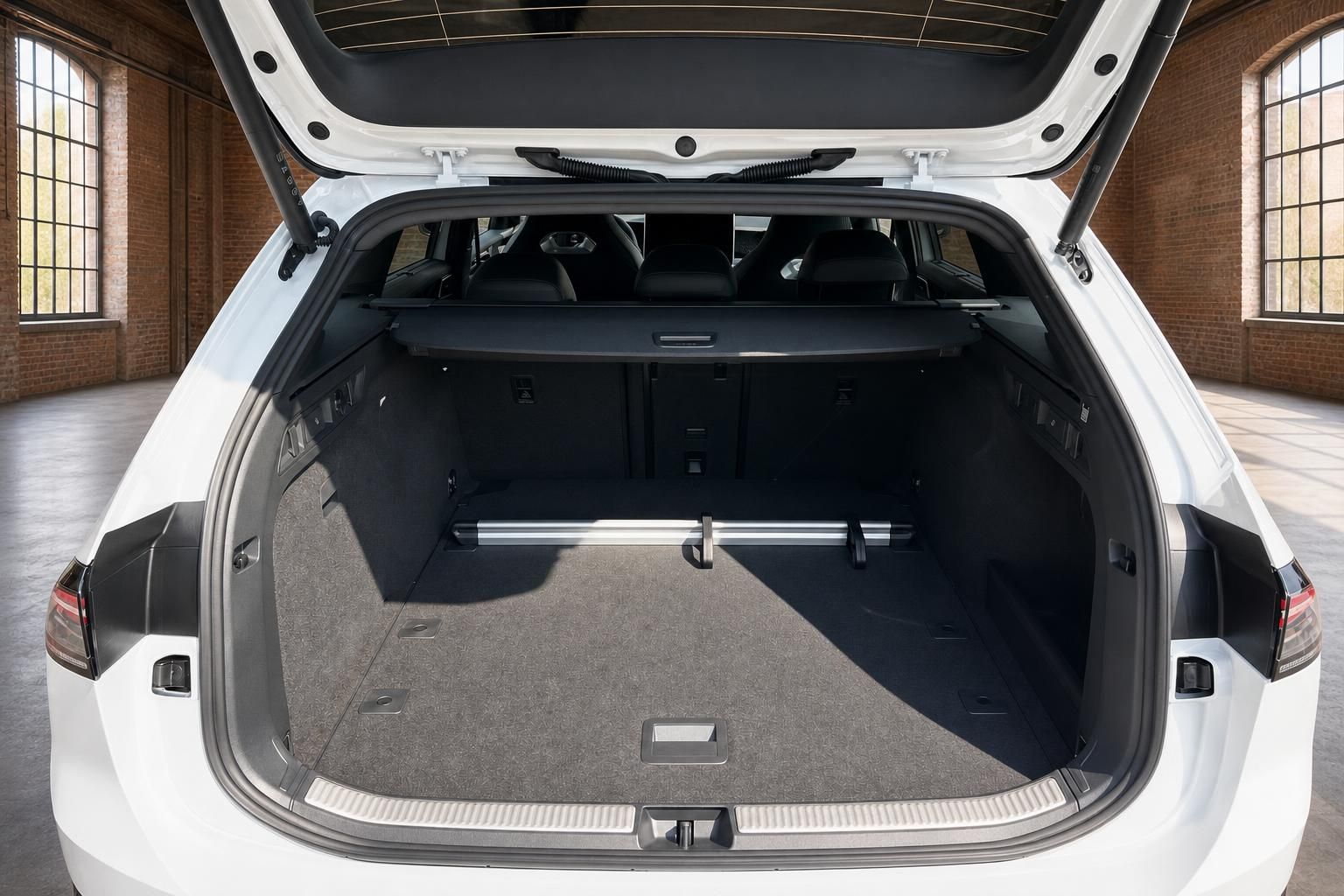 VW Golf Variant weiss Kofferraum offen mit viel Laderaum