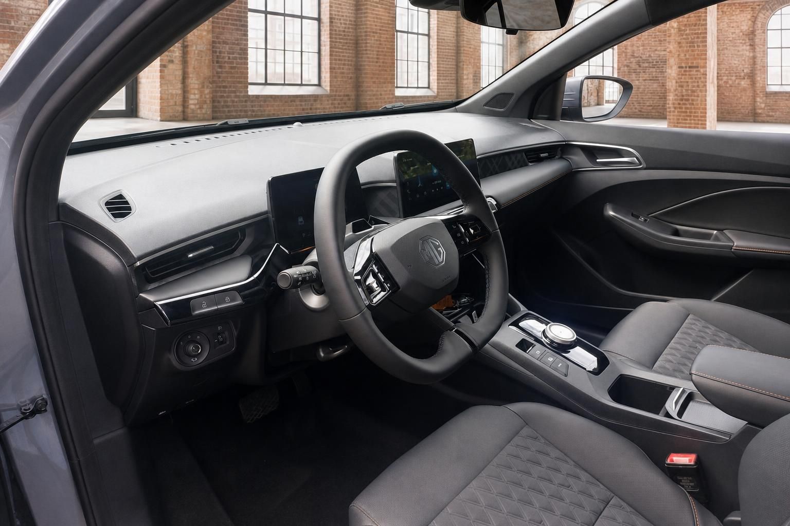 Innenraum MG mit Cockpit, Lenkrad und Sitzen im Detail