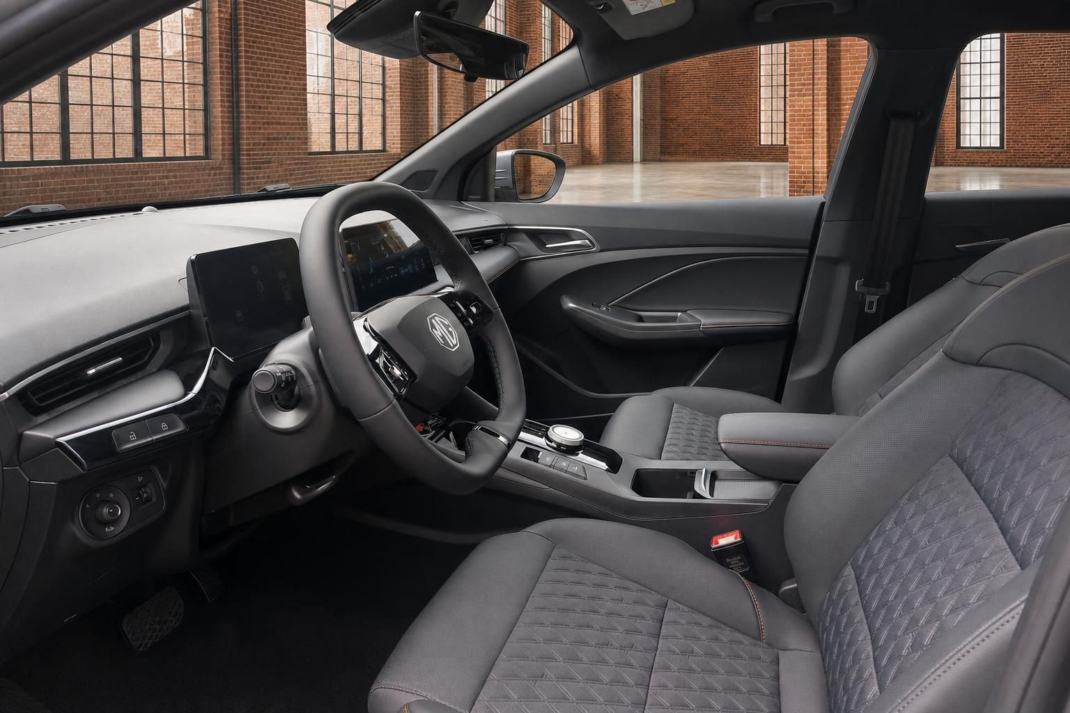 MG Innenraum Vordersitze und Cockpit mit Lenkrad und Touchscreen