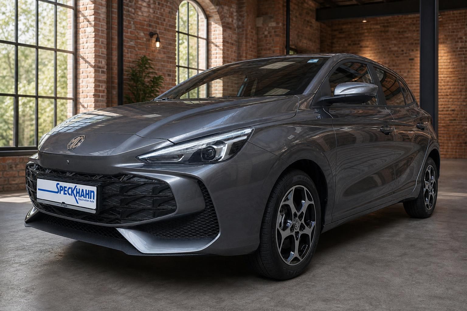 MG3 Hybrid+ grau, Frontansicht schraeg im Showroom Speckhahn