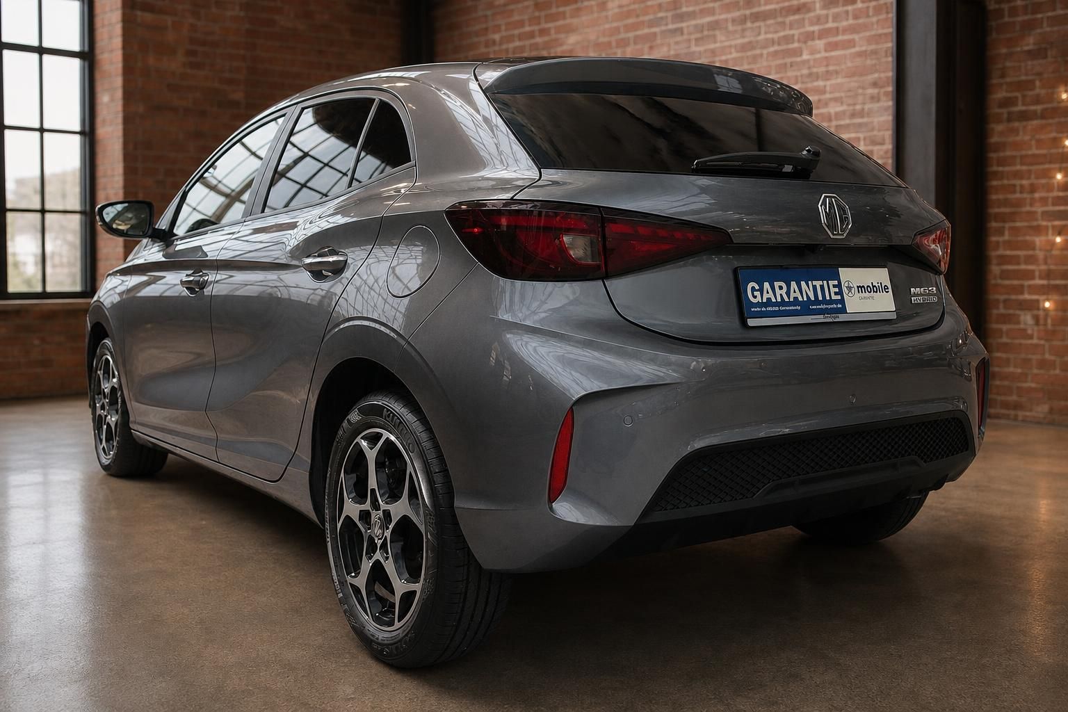 MG3 Hybrid+ grau, Heckansicht seitlich in Loft-Showroom