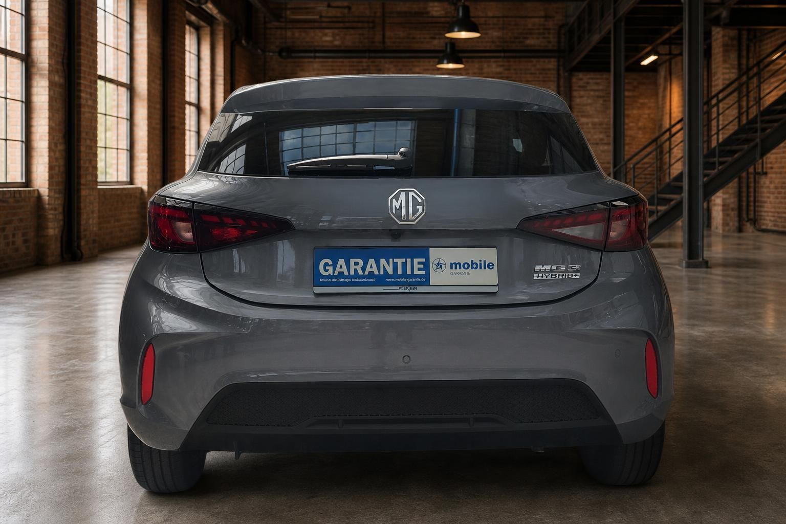MG3 Hybrid+ grau, direkte Heckansicht mit Kennzeichenhalter