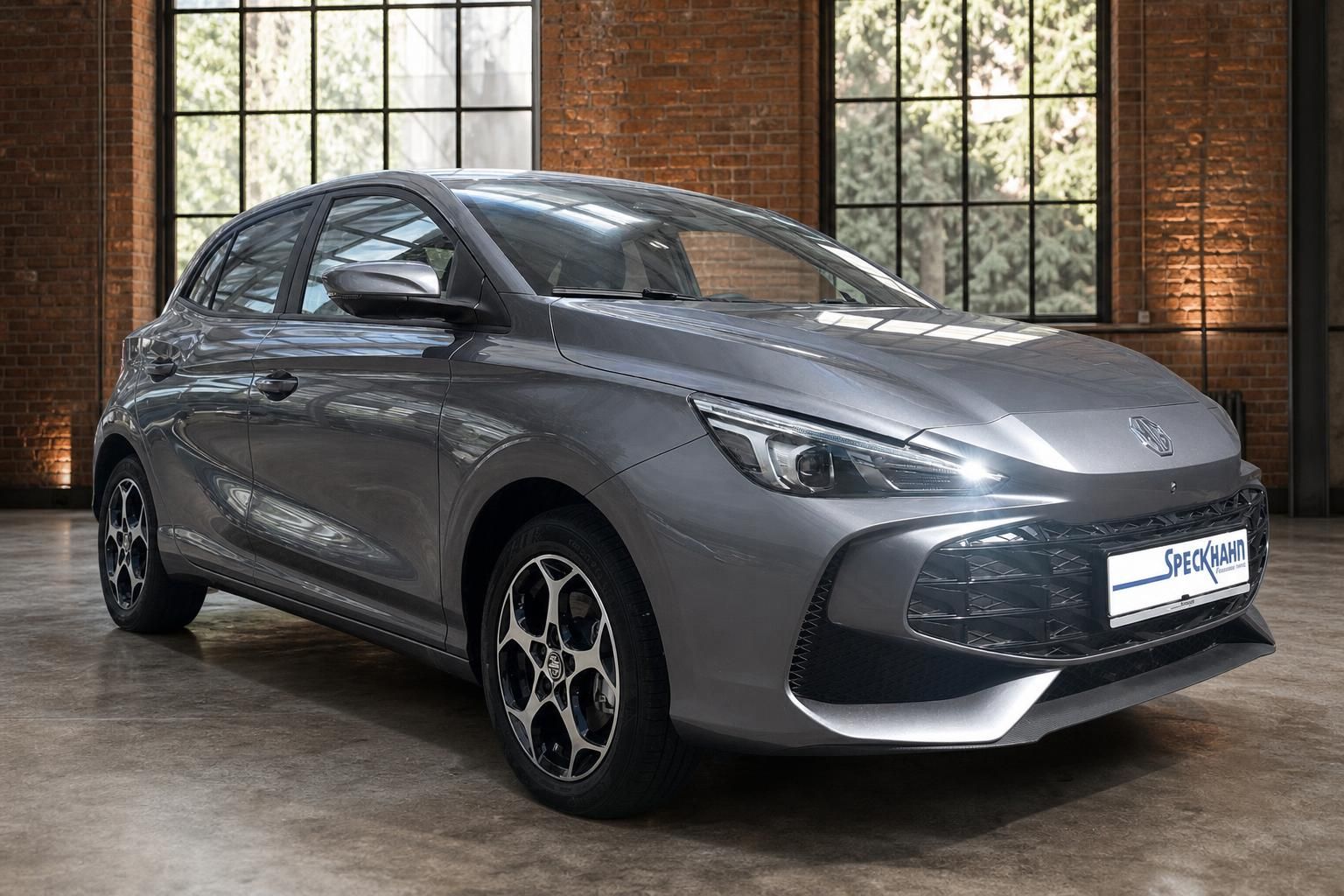 MG3 Hybrid+ grau, Frontansicht seitlich beim Autohaus Speckhahn
