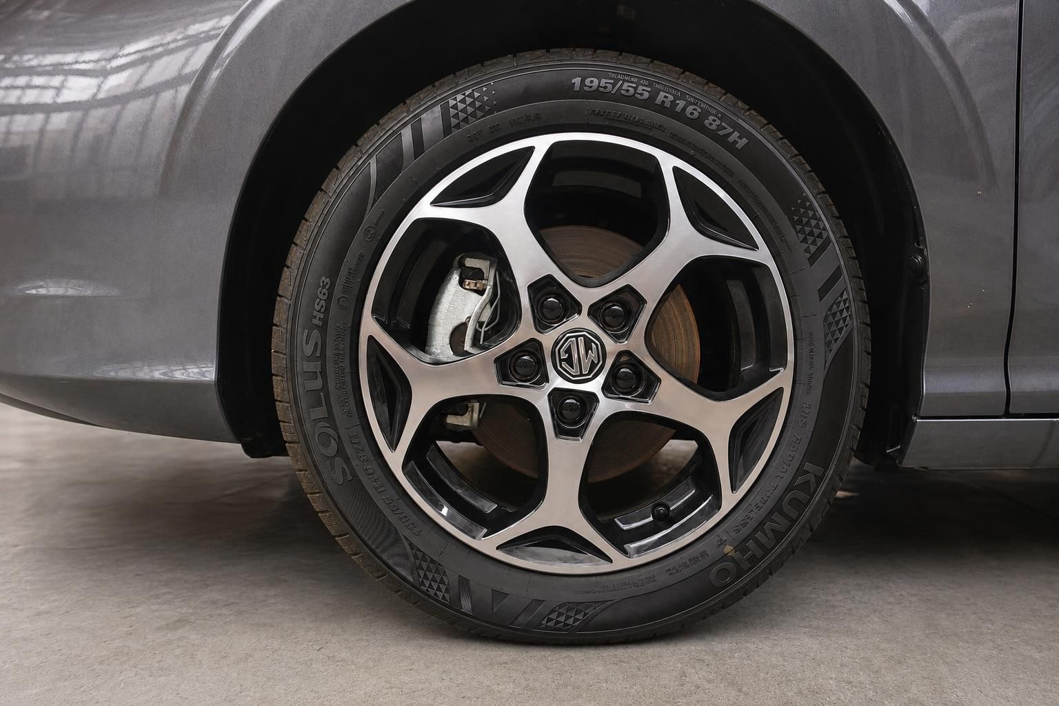 Detailansicht Leichtmetallfelge und Bremsanlage MG Fahrzeug