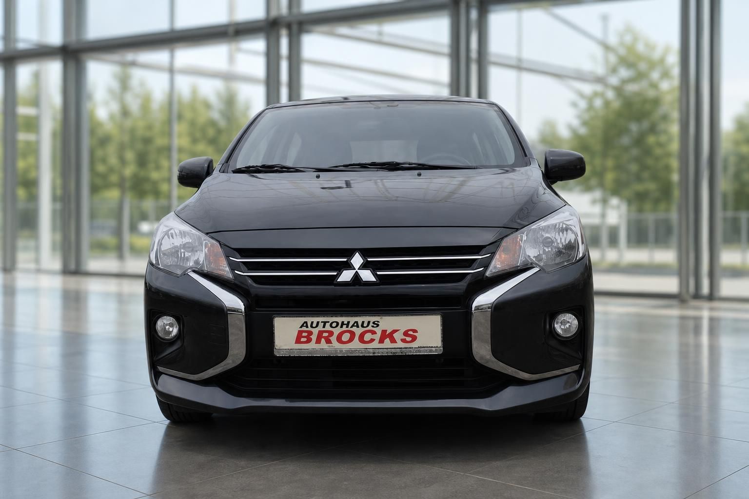 Mitsubishi Space Star schwarz Frontansicht im Autohaus Brocks Showroom