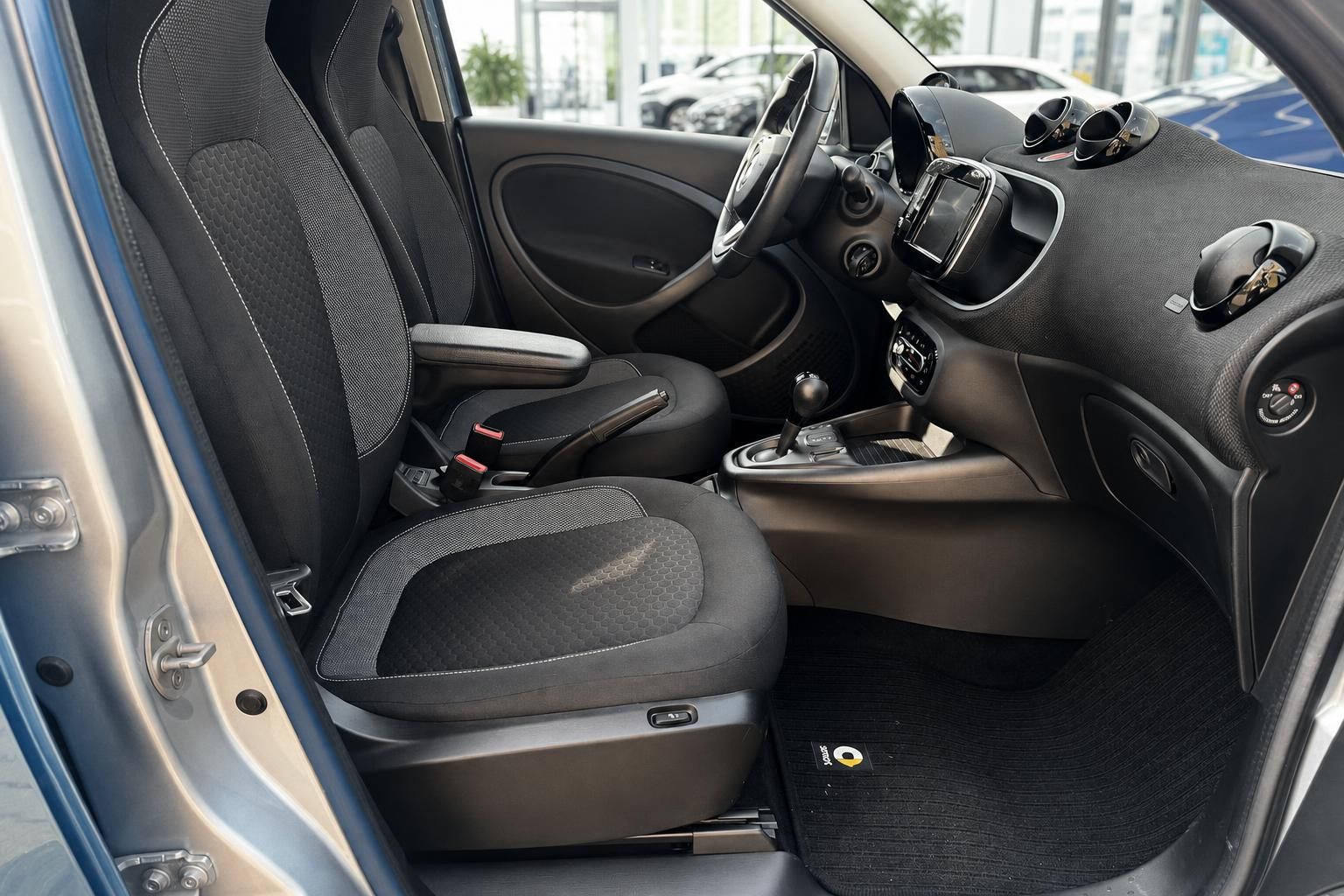 Fahrersitz und Innenraum des Smart mit Cockpitdetails