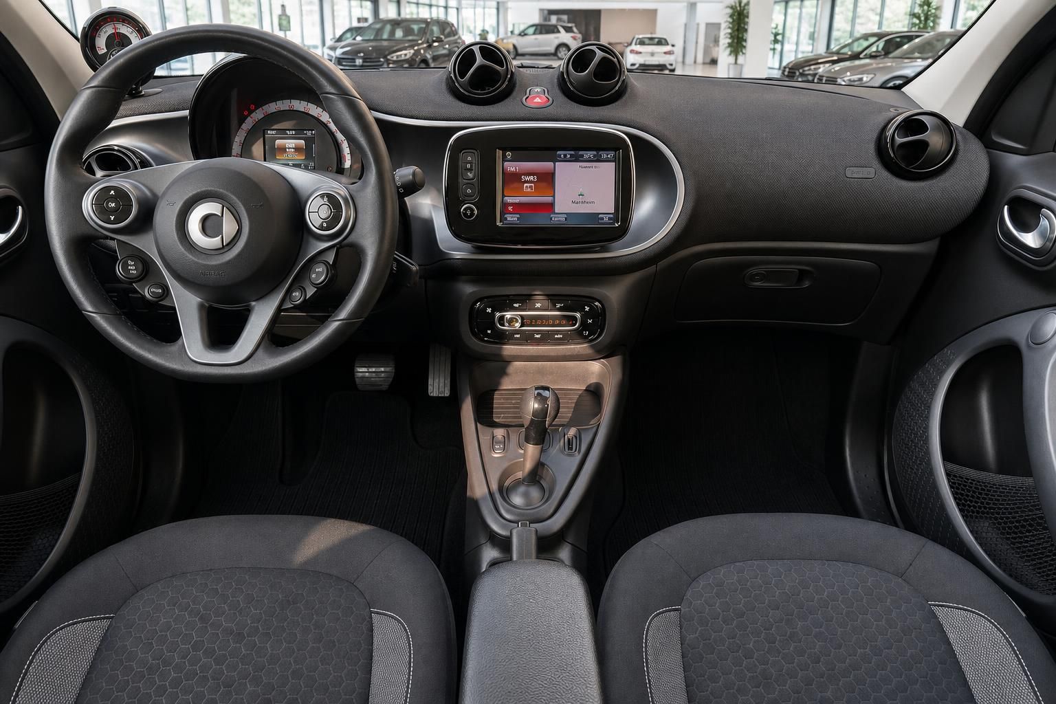 Cockpit und Armaturenbrett des Smart mit Navigationssystem