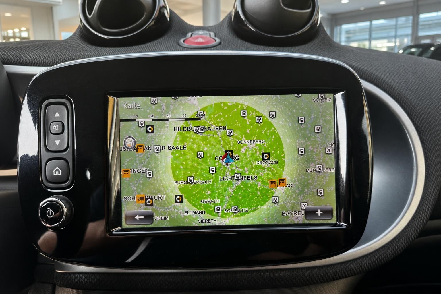 Smart Navigationssystem mit Kartenansicht im Fahrzeug
