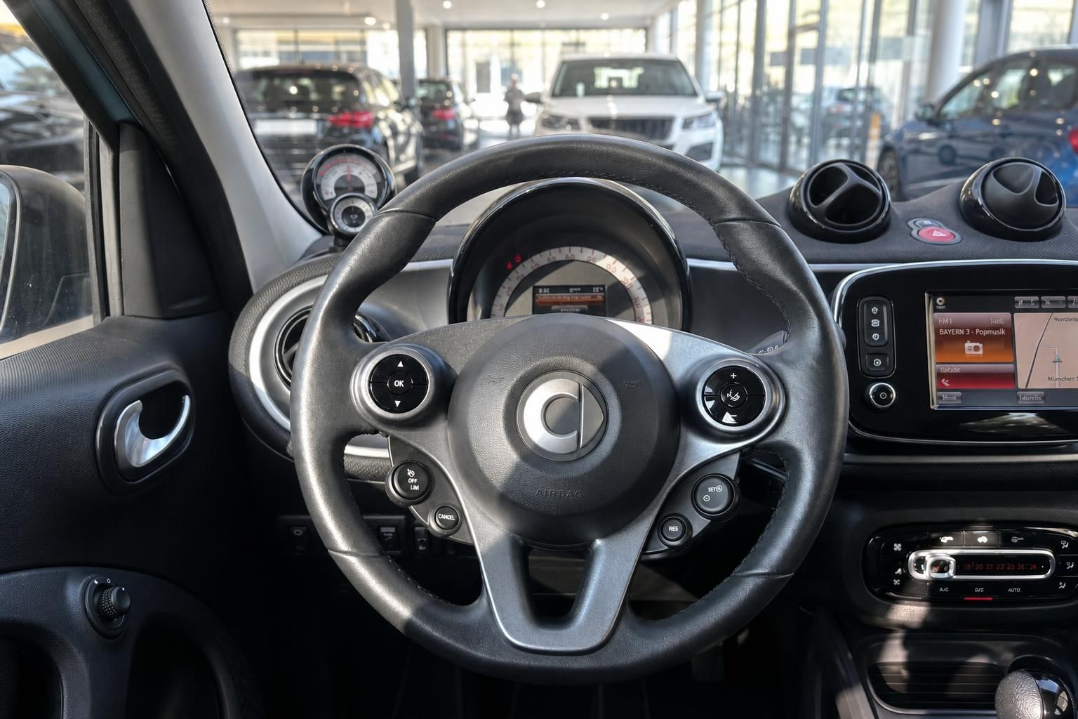 Smart Cockpit mit Lenkrad und Navigationsdisplay im Detail