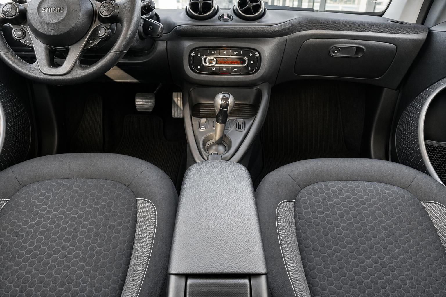 Smart Innenraum mit Sitzen und Mittelkonsole im Detail